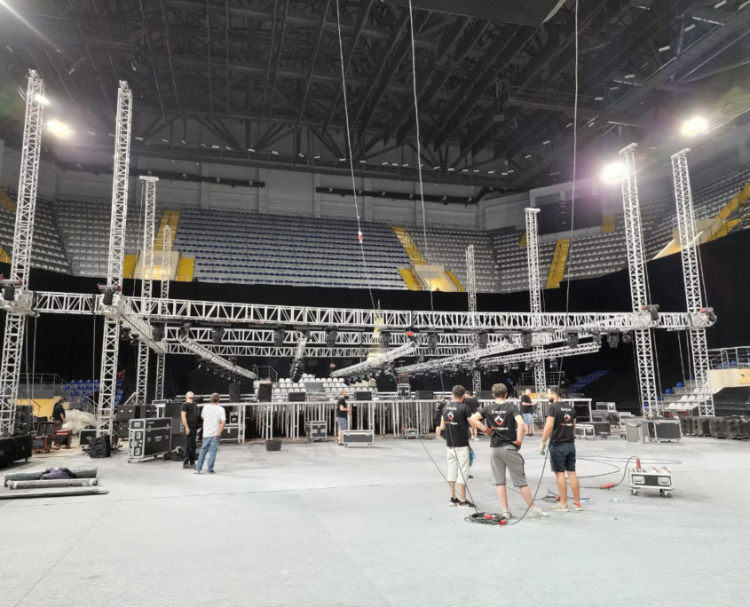 GeoEvent crew assembling truss and rigging in an arena